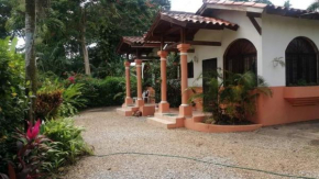 Casa Bonita en las Terrenas Con Una Habitacion Y Dos Cama